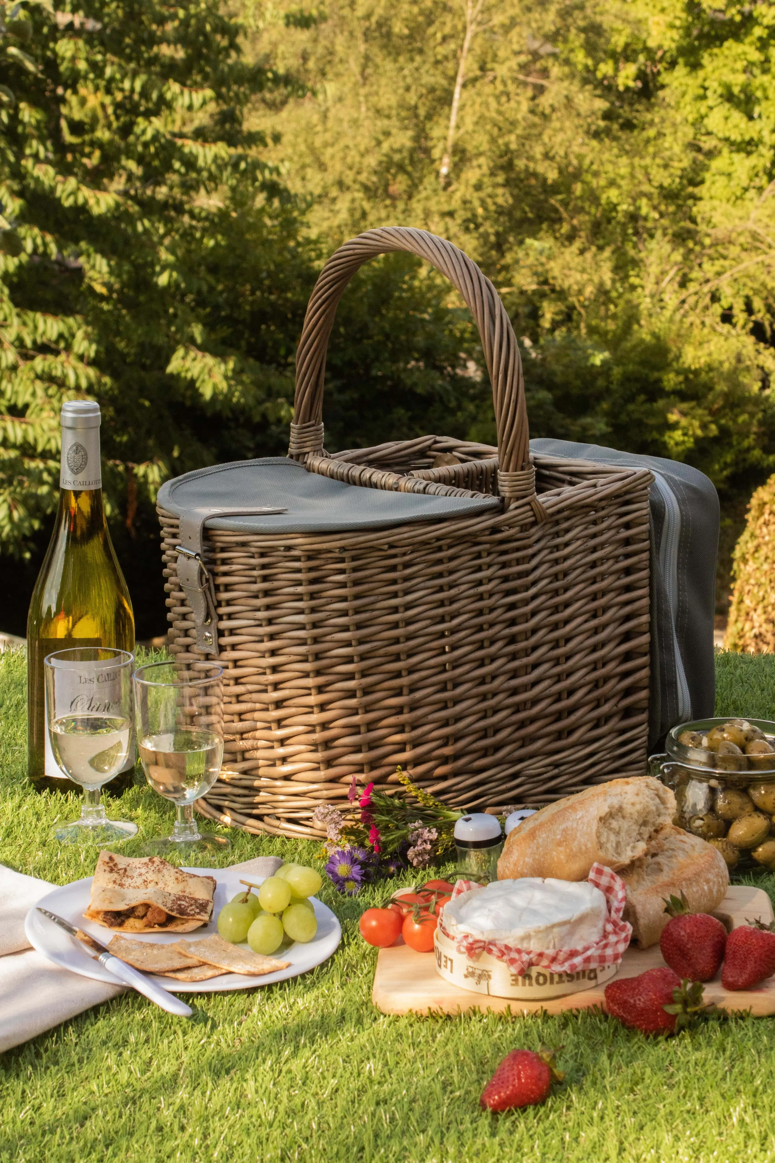 2 Bottle Beach Hamper
