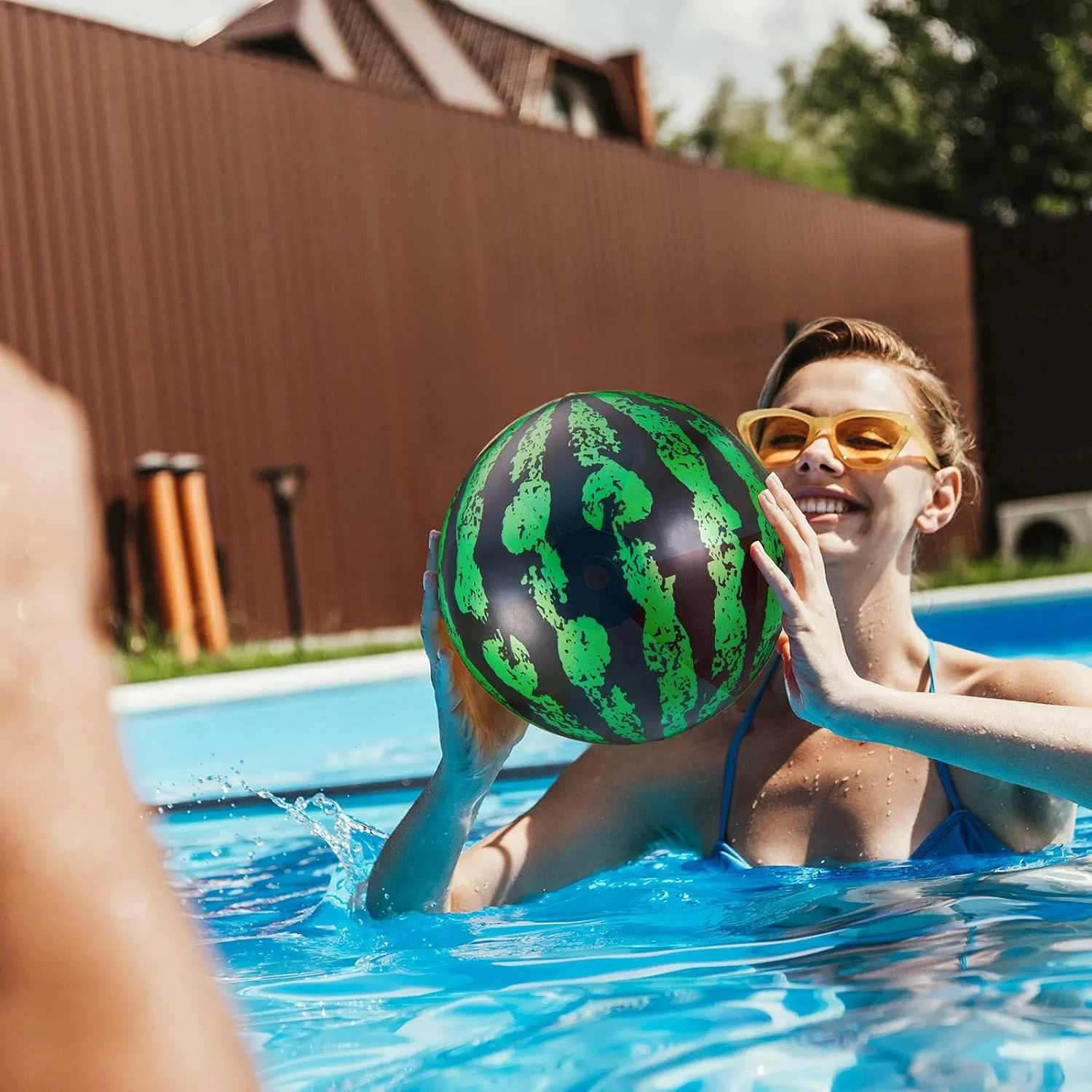 Sumind 2 Pieces Swimming Pool Diving Balls, 9 Inch Underwater Game Ball with Hose Adapter, for Under Water Passing, Dribbling, Diving, Pool Game for Teen Adult(Gradient, Black and Green Style)
